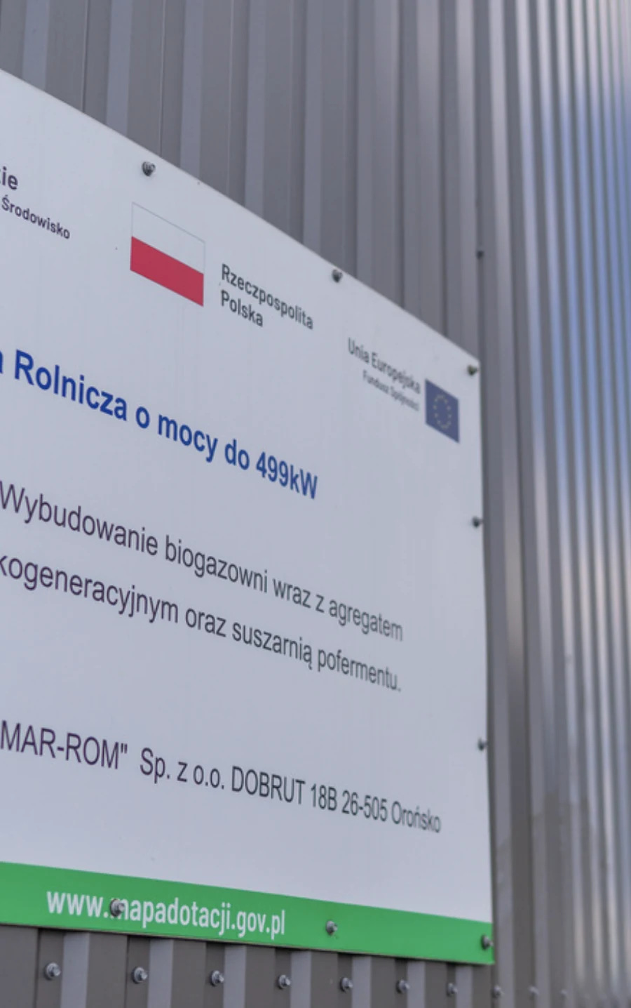 Tablica projektu biogazowni z oznaczeniem finansowania Unii Europejskiej
