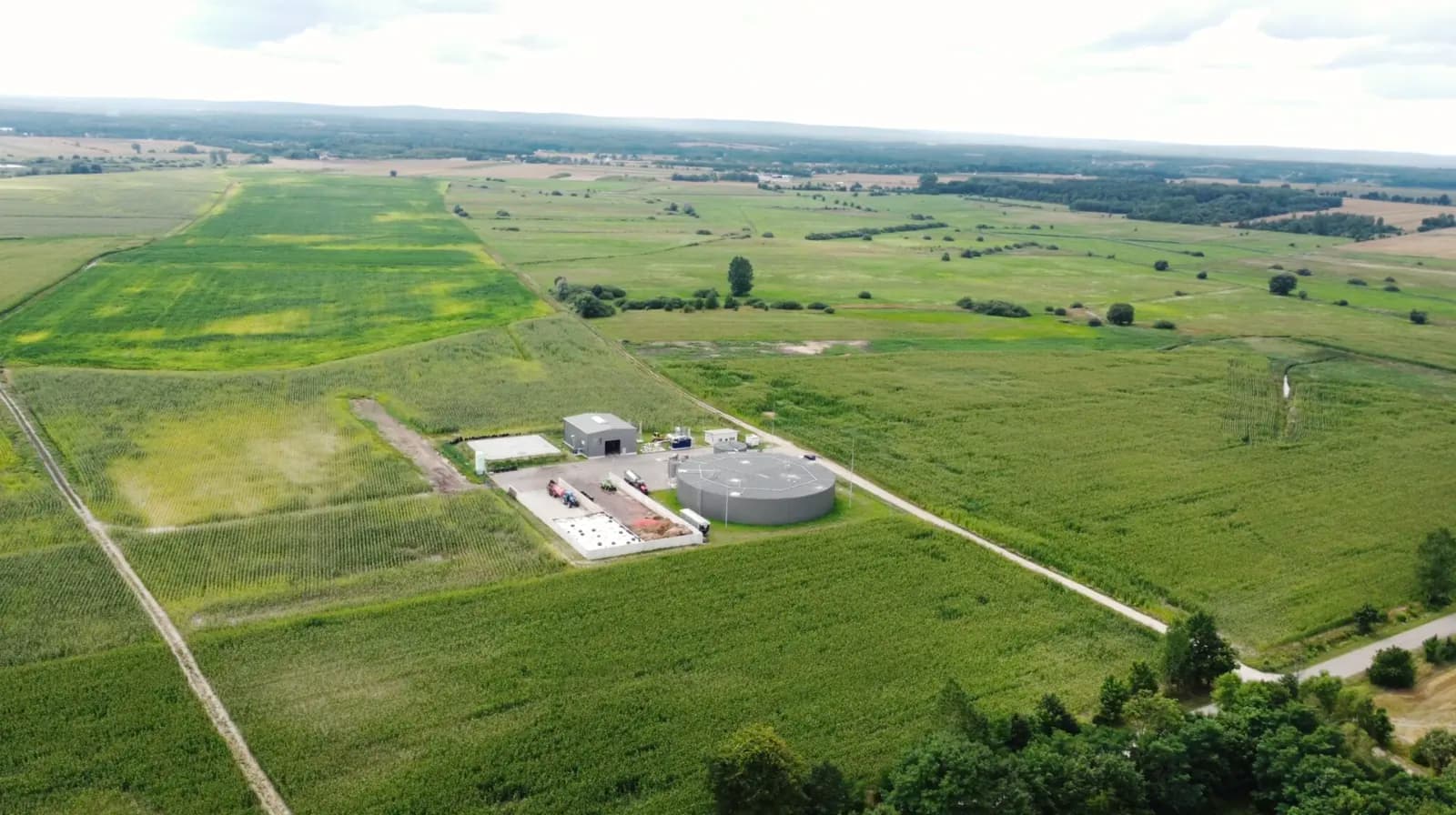 Widok z lotu ptaka na rzeczywistą biogazownię pośród pól uprawnych
