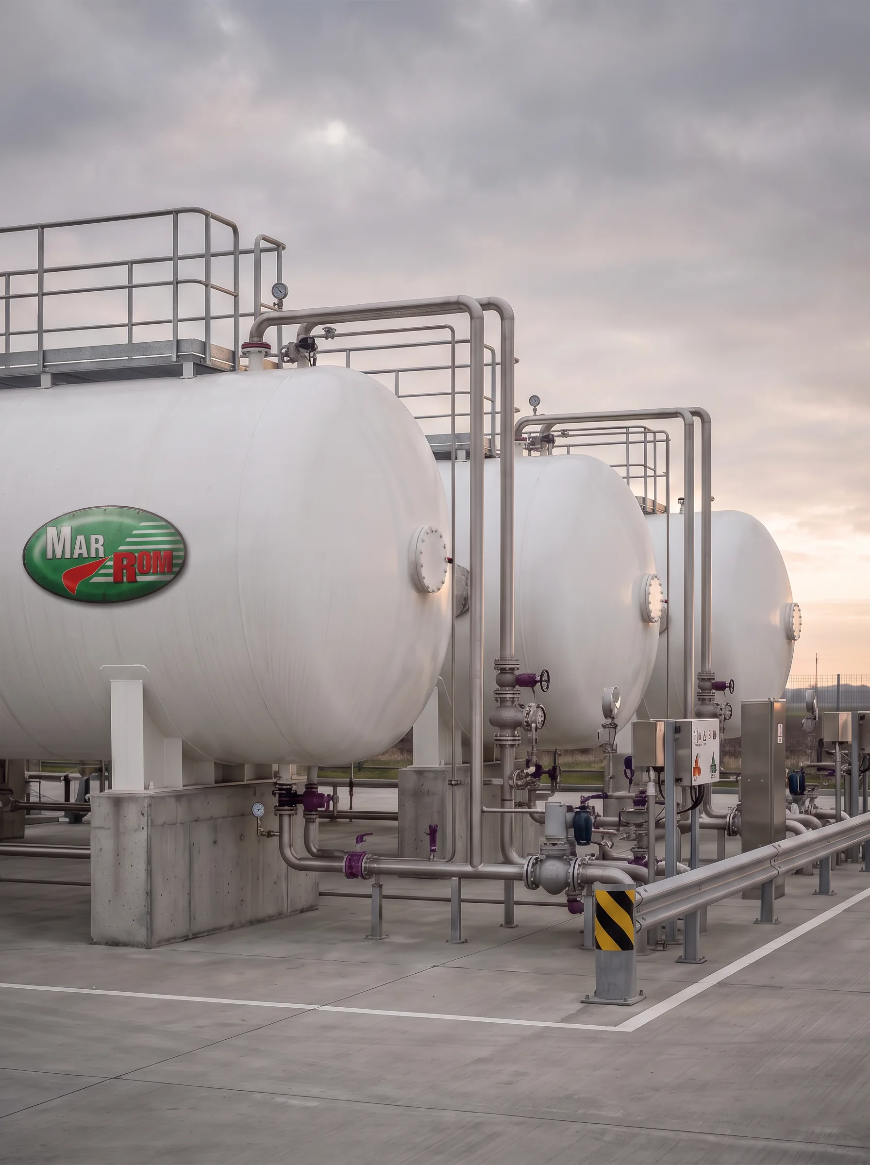 Przemysłowa instalacja LPG z poziomymi zbiornikami Mar-Rom, armaturą i punktem przyjęcia gazu